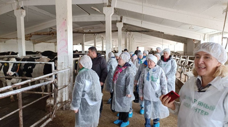 Для участников мероприятия была организована экскурсия на предприятие агрокомплекса «Горки-2», где «Серебряные волонтеры» смогли познакомиться с новой сельскохозяйственной продукцией, 2022