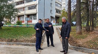 Депутаты посетили пешеходную тропу, ведущую от дома № 9 на Солнечной улице до детской поликлиники