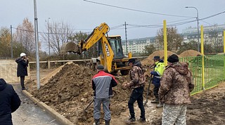 В рамках реализации проекта «Военные городки» 28 октября депутат Совета депутатов Одинцовского городского округа Владимир Виницкий и начальник территориального управления Кубинка Евгений Степаненко проинспектировали ход благоустройства территории, прилегающей к строящемуся детскому саду на Армейской улице в городе Кубинка