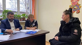 13 декабря депутаты Совета депутатов Одинцовского городского округа Татьяна Одинцова и Владимир Виницкий и совместно с заместителем главы Администрации Одинцовского городского округа Михаилом Коротаевым провели прием населения по личным вопросам, который прошел в поселке Старый Городок