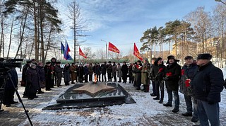 Депутаты почтили минутой молчания павших воинов и возложили цветы к памятнику