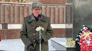 Депутаты почтили минутой молчания павших воинов и возложили цветы к памятнику