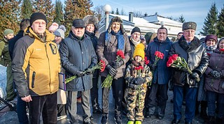 Депутаты почтили память воинов в честь годовщины начала контрнаступления советских войск против немецко-фашистских захватчиков в битве под Москвой