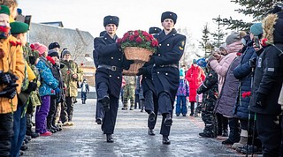 Депутаты почтили минутой молчания павших воинов и возложили цветы к памятнику
