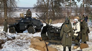 Участники акции почтили минутой молчания погибших воинов и возложили цветы к памятнику