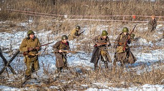 Участники акции почтили минутой молчания погибших воинов и возложили цветы к памятнику