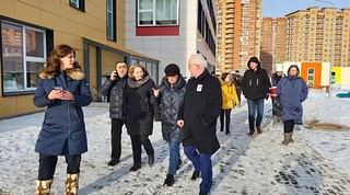 Депутаты проинспектировали качество строительства детского сада и школы в микрорайоне Гусарская баллада в Одинцово