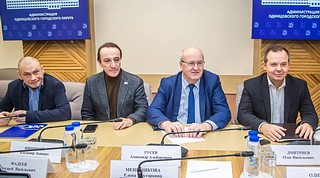 В рамках реализации партийного проекта «Здоровое будущее» и работы по исполнению наказов избирателей в соответствии с Народной программой 10 февраля Председатель Совета депутатов Одинцовского городского округа Татьяна Одинцова вместе с депутатами Совета депутатов Одинцовского городского округа Александром Гусевым, Михаилом Зимовцом и Владимиром Виницким приняли участие в работе круглого стола по вопросам развития сферы здравоохранения