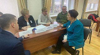 31 января Председатель Совета депутатов Одинцовского городского округа Татьяна Одинцова вместе с депутатами Андреем Степченковым, Геннадием Гарькавым и Дмитрием Александровым провела прием населения по личным вопросам, который прошел в администрации территориального управления Звенигород