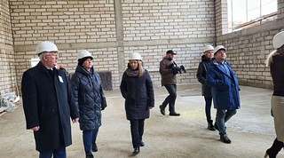 10 февраля в целях выполнения наказов избирателей депутаты Совета депутатов Одинцовского городского округа Вячеслав Киреев, Павел Чамурлиев, Ирина Грабарчук совместно с первым заместителем Председателя Московской областной Думы Ларисой Лазутиной, с депутатом Московской областной Думы Дмитрием Голубковым и инициативными жителями микрорайона проинспектировала качество завершенного строительства детского сада на 400 мест в микрорайоне «Гусарская баллада» в Одинцово