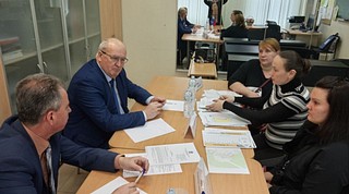 Депутаты провели прием населения в селе Жаворонки