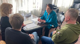 28 марта депутаты Совета депутатов Одинцовского городского округа Андрей Степченков и Геннадий Гарькавый совместно с и. о. председателя Комитета по культуре Администрации округа Лидией Захаровой провели прием населения по личным вопросам в администрации территориального управления Звенигород