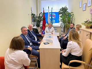 4Вместе с Председателем Совета депутатов Татьяной Одинцовой прием вели депутаты Алексей Солдатенко, Вячеслав Киреев и Владимир Семин, а также присутствовали руководитель ТУ Лесной Городок Елена Морозова и представители администрации ТУ
