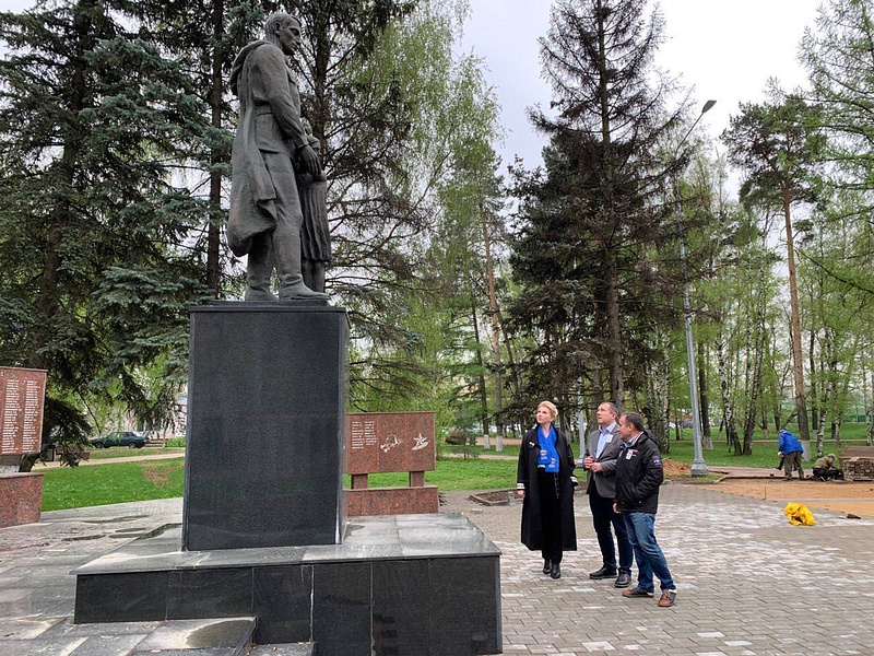 8Одинцовские депутаты в преддверии Дня Победы проводят мониторинг всех воинских мемориалов в округе