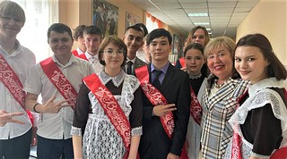Депутаты поприветствовали присутствовавших, поблагодарили педагогический коллектив за многолетний профессиональный труд и пожелал ребятам успехов при сдаче экзаменов и упорства в достижении всех своих целей