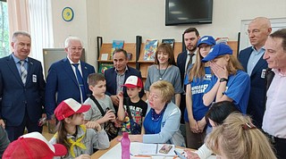 1 июня вместе депутаты Совета депутатов Одинцовского городского округа Татьяна Одинцова, Александр Гусев, Нина Гинтова, Вячеслав Киреев, Владимир Виницкий, Олег Цуцков, Владимир Семин, Андрей Яцышин, Максим Ганин вместе с начальником Управления образования Ольгой Ткачевой, начальником Управления по делам несовершеннолетних и защите их прав Ольгой Лимаровой, сотрудниками ГИБДД, сторонниками партии «Единая Россия» и молодогвардейцами приняли участие в торжественном открытии детского оздоровительного лагеря с дневным пребыванием в Одинцовском центре эстетического воспитания