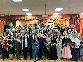 Депутаты поприветствовали присутствовавших, поблагодарили педагогический коллектив за многолетний профессиональный труд и пожелал ребятам успехов при сдаче экзаменов и упорства в достижении всех своих целей