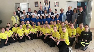 1 июня вместе депутаты Совета депутатов Одинцовского городского округа Татьяна Одинцова, Александр Гусев, Нина Гинтова, Вячеслав Киреев, Владимир Виницкий, Олег Цуцков, Владимир Семин, Андрей Яцышин, Максим Ганин вместе с начальником Управления образования Ольгой Ткачевой, начальником Управления по делам несовершеннолетних и защите их прав Ольгой Лимаровой, сотрудниками ГИБДД, сторонниками партии «Единая Россия» и молодогвардейцами приняли участие в торжественном открытии детского оздоровительного лагеря с дневным пребыванием в Одинцовском центре эстетического воспитания