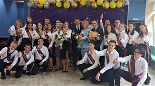 Депутаты поприветствовали присутствовавших, поблагодарили педагогический коллектив за многолетний профессиональный труд и пожелал ребятам успехов при сдаче экзаменов и упорства в достижении всех своих целей
