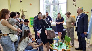 В День защиты детей первый заместитель Председателя Московской областной Думы Лариса Лазутина посетила детскую поликлинику в Звенигороде. В мероприятии также приняли участие депутаты окружного Совета депутатов Ирина Грабарчук, Павел Чамурлиев, Владимир Жандаров и начальник территориального управления Звенигород Виталий Гончаревский. В рамках партийного проекта «Здоровое будущее» депутаты передали руководителю Звенигородского подразделения Одинцовской областной больницы Дмитрию Полякову, главному педиатру подразделения Василию Судьину и врачам различные развивающие игрушки, игры, карандаши, детские книги, витамины для маленьких пациентов поликлиники