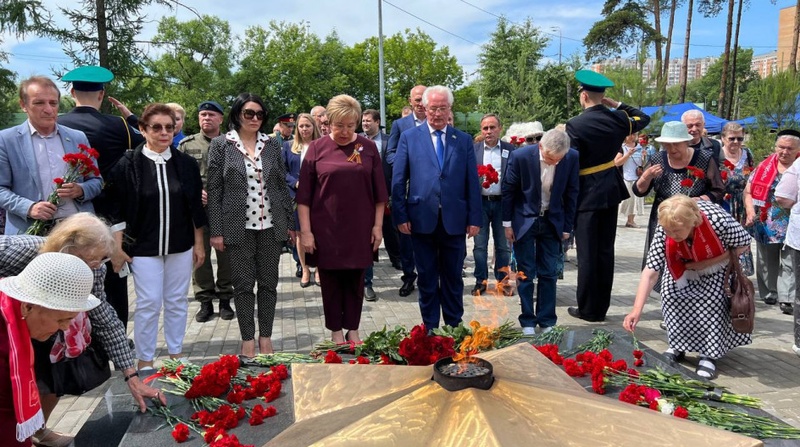 8Депутаты почтили память павших в годы Великой Отечественной войны