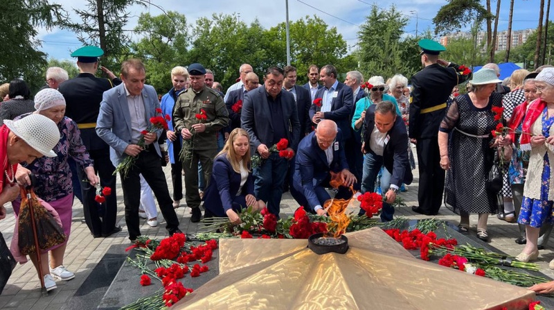 9Депутаты почтили память павших в годы Великой Отечественной войны