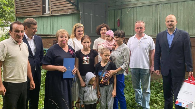 Многодетная семья из Звенигорода получила ключи от дома, Многодетная семья из Звенигорода получила ключи от дома