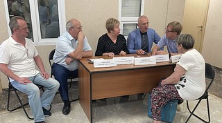 16 августа депутаты Совета депутатов Одинцовского городского округа Татьяна Одинцова, Александр Гусев, Олег Цуцков, Андрей Степченко и Геннадий Гарькавый провели прием населения по личным вопросам, который прошел в поселке Горки-2