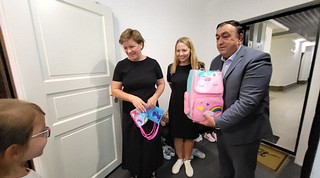 Депутаты вручили школьные ранцы будущим первоклассникам