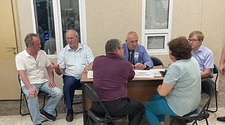 16 августа депутаты Совета депутатов Одинцовского городского округа Татьяна Одинцова, Александр Гусев, Олег Цуцков, Андрей Степченко и Геннадий Гарькавый провели прием населения по личным вопросам, который прошел в поселке Горки-2