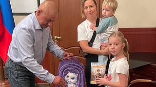 Депутаты вручили школьные ранцы будущим первоклассникам