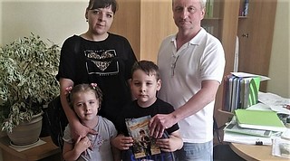 Депутаты вручили школьные ранцы будущим первоклассникам