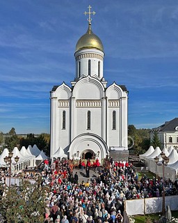 17 сентября в Усово прошел XII Елисаветинский крестный ход. Его посвятили 110-летию прославления священномученика Ермогена, патриарха Московского, вдохновителя народного ополчения, и 105-летию трагической гибели Святой Преподобномученицы Елизаветы Федоровны. Участие в крестном ходе принимали более 2 тысяч человек. Председатель окружного Совета депутатов Татьяна Одинцова и руководящий состав Администраций Одинцовского округа и городского округа Красногорск оказывали непосредственную помощь в организации мероприятия