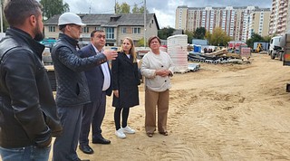 2 октября депутаты Совета депутатов Одинцовского городского округа вместе с первым заместителем председателя Московской областной Думы Ларисой Лазутиной проинспектировали ход строительства новой общеобразовательной школы на 550 учеников в селе Немчиновка