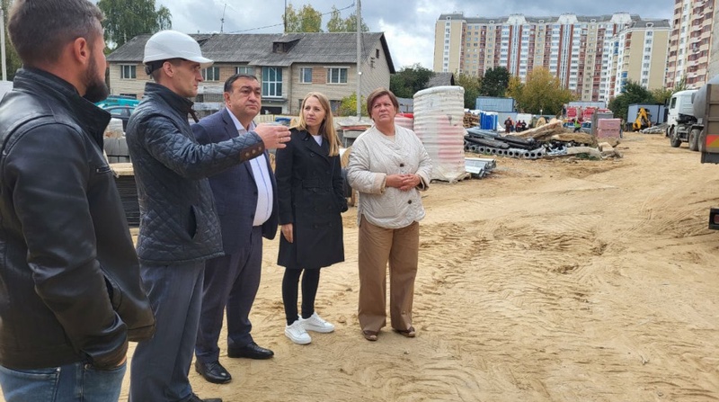 1Депутаты проинспектировали ход строительства новой школы на 550 учеников в селе Немчиновка