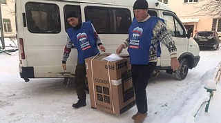 В рамках благотворительности депутаты подарили газовую плиту многодетной семье