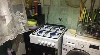 В рамках благотворительности депутаты подарили газовую плиту многодетной семье