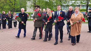В преддверии Дня Победы в Одинцовском городском округе прошли праздничные и памятные мероприятия, посвященные 79-ой годовщине Победы в Великой Отечественной войне. Депутаты приняли участие в памятных митингах возле памятника Маршалу Советского Союза Георгию Жукову и памятника Маршалу СССР Митрофану Неделину. Мероприятие сопровождал духовой оркестр «Подмосковные вечера» под руководством Шамиля Насырова