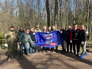 20 апреля в парке культуры, спорта и отдыха имени Героя России Ларисы Лазутиной в городе Одинцово прошел очередной субботник. Депутаты вместе с главой Одинцовского городского округа, волонтерами и местными жителями убирали сухостой и упавшие ветви, измельчали их в специальной дробилке и вывозили весь собранный мусор