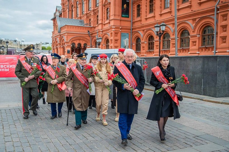 2Депутаты возложили цветы к мемориалу «Могила Неизвестного солдата» у стен Кремля