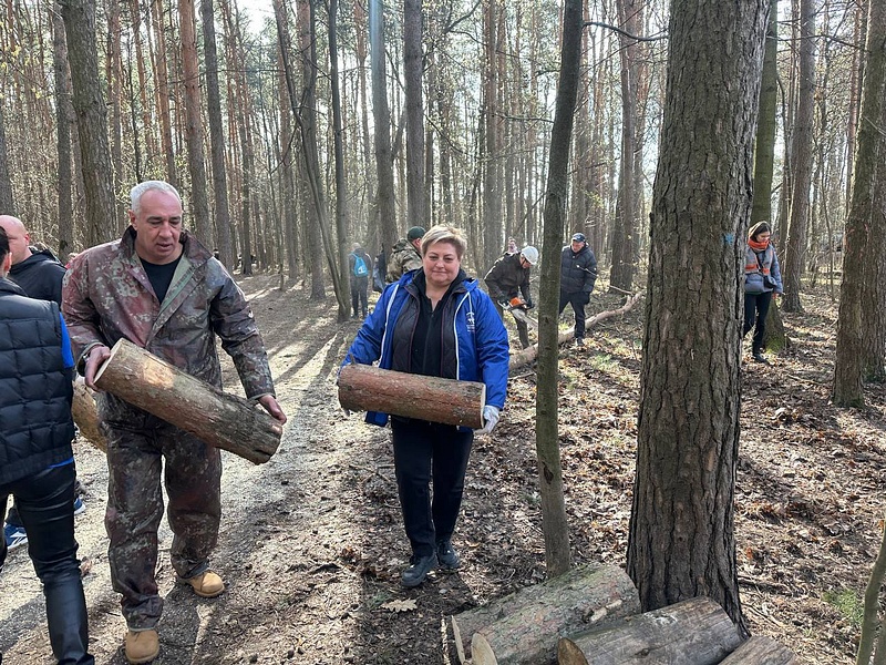 2Одинцовские депутаты приняли участие в субботнике в Глазынинском лесу