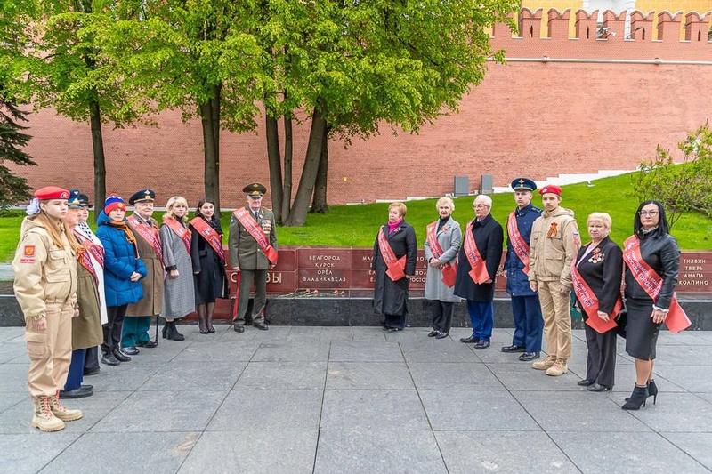 3Депутаты возложили цветы к мемориалу «Могила Неизвестного солдата» у стен Кремля