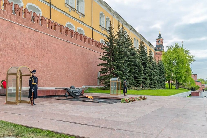 4Депутаты возложили цветы к мемориалу «Могила Неизвестного солдата» у стен Кремля