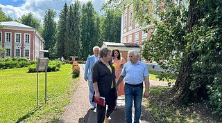 Председатель Совета депутатов Татьяна Одинцова вместе с депутатами Вячеславом Киреевым и Владимиром Семиным провели рабочую встречу с исполняющим обязанности председателя Комитета по культуре Администрации Одинцовского городского округа Еленой Хворостьяновой, начальником территориального управления Большие Вяземы Сергеем Хациевым и директором Государственного литературного музея-заповедника им. А. С. Пушкина Александром Рязановым. Обсудили проведение предстоящих праздничных мероприятий на территории музея-заповедника