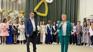 Депутаты Одинцовского городского округа посетили ряд школ и поздравили ребят с Последним звонком, пожелав им не терять своей цели, быть сильными и уверенными в себе, стремиться к новым вершинам. Также поблагодарили учителей и родителей за их терпение и воспитание будущего поколения