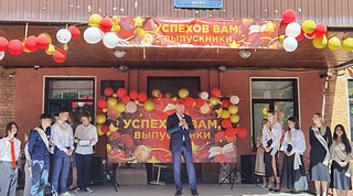 Депутаты Одинцовского городского округа посетили ряд школ и поздравили ребят с Последним звонком, пожелав им не терять своей цели, быть сильными и уверенными в себе, стремиться к новым вершинам. Также поблагодарили учителей и родителей за их терпение и воспитание будущего поколения