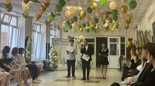 Депутаты Одинцовского городского округа посетили ряд школ и поздравили ребят с Последним звонком, пожелав им не терять своей цели, быть сильными и уверенными в себе, стремиться к новым вершинам. Также поблагодарили учителей и родителей за их терпение и воспитание будущего поколения