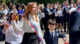 Депутаты Одинцовского городского округа посетили ряд школ и поздравили ребят с Последним звонком, пожелав им не терять своей цели, быть сильными и уверенными в себе, стремиться к новым вершинам. Также поблагодарили учителей и родителей за их терпение и воспитание будущего поколения