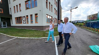 В детском саду № 75 в городе Одинцово депутаты осмотрели спортивные и музыкальный залы, обсудили с руководством работу бассейна, работоспособность систем внутренней и пожарной безопасности. Большое внимание было уделено состоянию уличных объектов — веранд, игровых форм, прогулочных зон и тротуаров. В ближайшее время учреждение будет проверено на готовность к новому учебному году межведомственной комиссией. Если комиссия выявит серьезные недочеты, то учреждению будет дано время на их устранение, а после 15 августа будет проведена повторная проверка