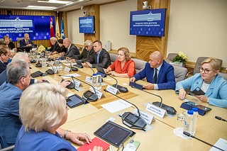 16 августа состоялось заседание Совета депутатов в здании окружной Администрации, на котором депутаты рассмотрели 30 вопросов